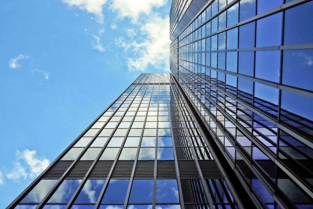 Ansicht eines verglasten Bürogebäude mit Blick Richtung Himmel