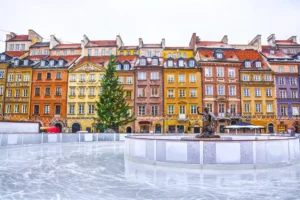 Mobile Eisbahn auf dem Weihnachtsmarkt vor Haeusern in einer Altstadt