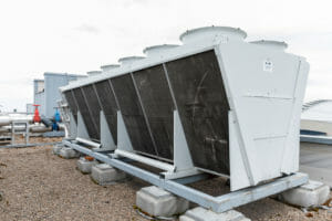 Rückkühler in V Form auf Dach montiert