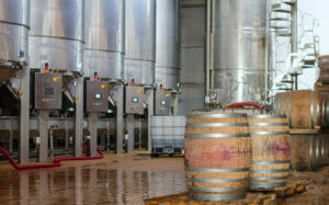 Kaltmazeration in der Weinproduktion, Produktionshalle mit großen Weintanks aus Edelstahl