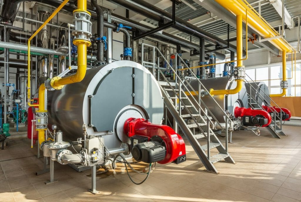 Mehrere große gasbetriebene Heißwassererzeuger in einer großen Industriehalle zur Heißwassererzeugung