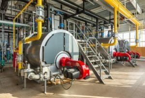Mehrere große gasbetriebene Heißwassererzeuger in einer großen Industriehalle zur Heißwassererzeugung