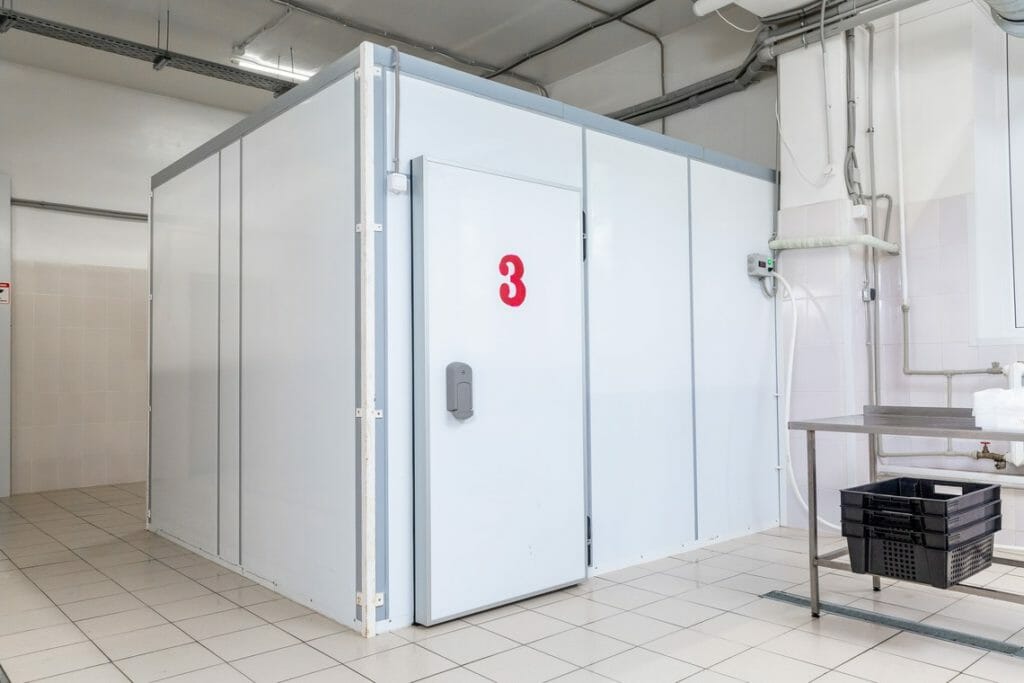 Kühlzelle in einem Raum eines Betriebs