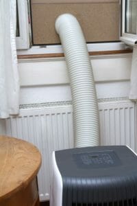 Mobile Klimaanlage am Fenster angeschlossen