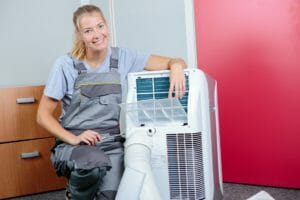 Mobile Klimaanlage mit geöffnetem Luftauslass