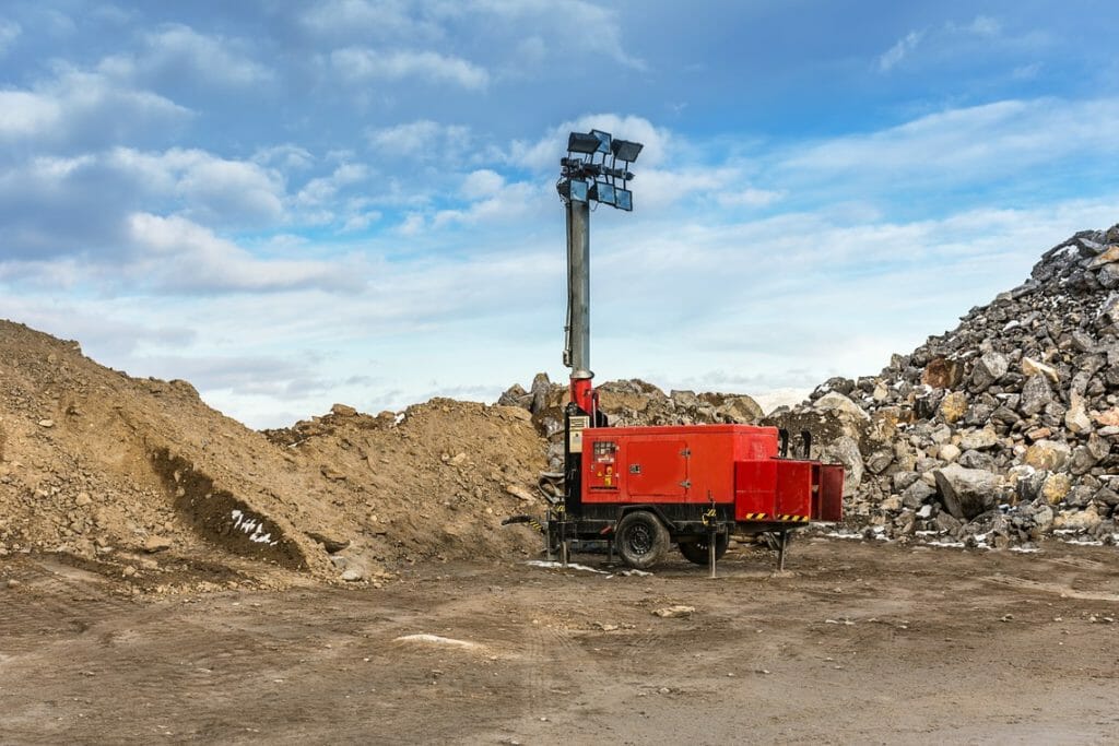 roter Mobiler Lichtmast mit Generator auf Baustelle