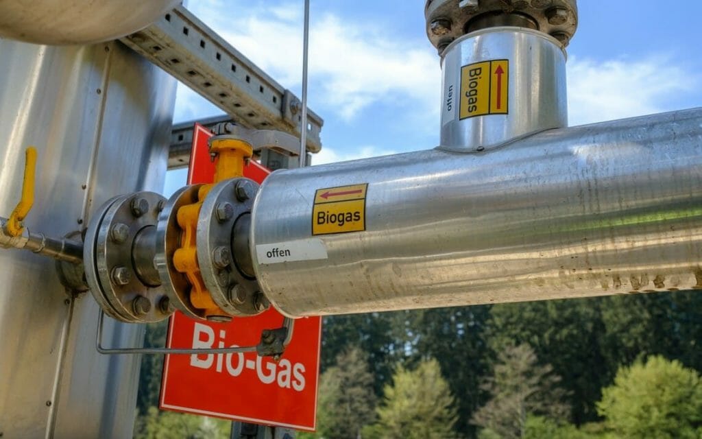 Anschluss eines Metallrohrs als Gasleitung an einer Biogasanlage