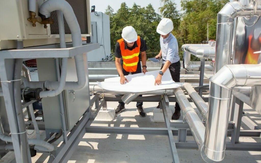 Zwei Ingenieure planen das Kaltwassersatz mieten vor Ort