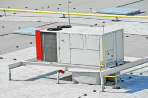 Mietkaelte Rooftop Klimageraet im Einsatz auf dem Dach einer Lagerhalle