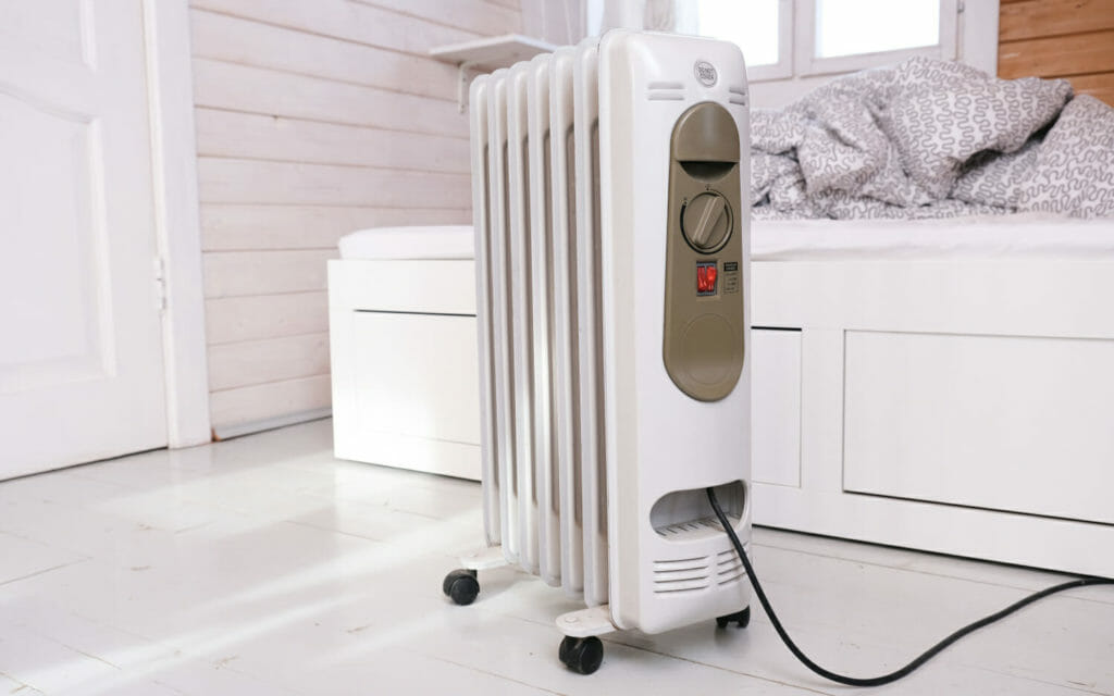 Weißer Ölradiator in Schlafzimmer