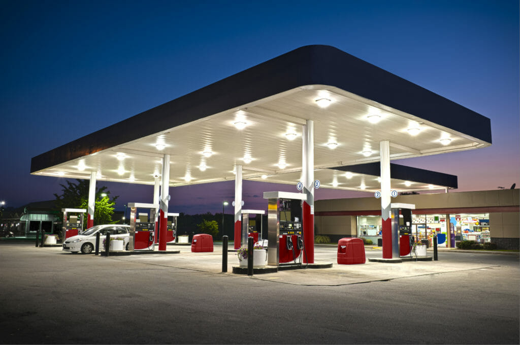 Domschachtsanierung an Tankstelle, beleuchtete Tankstelle am Abend