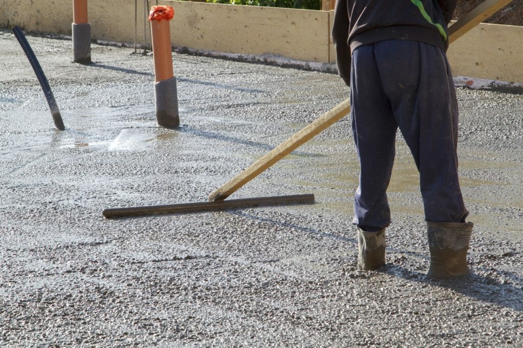 Betonkernaktivierung Bauarbeiter zieht Beton