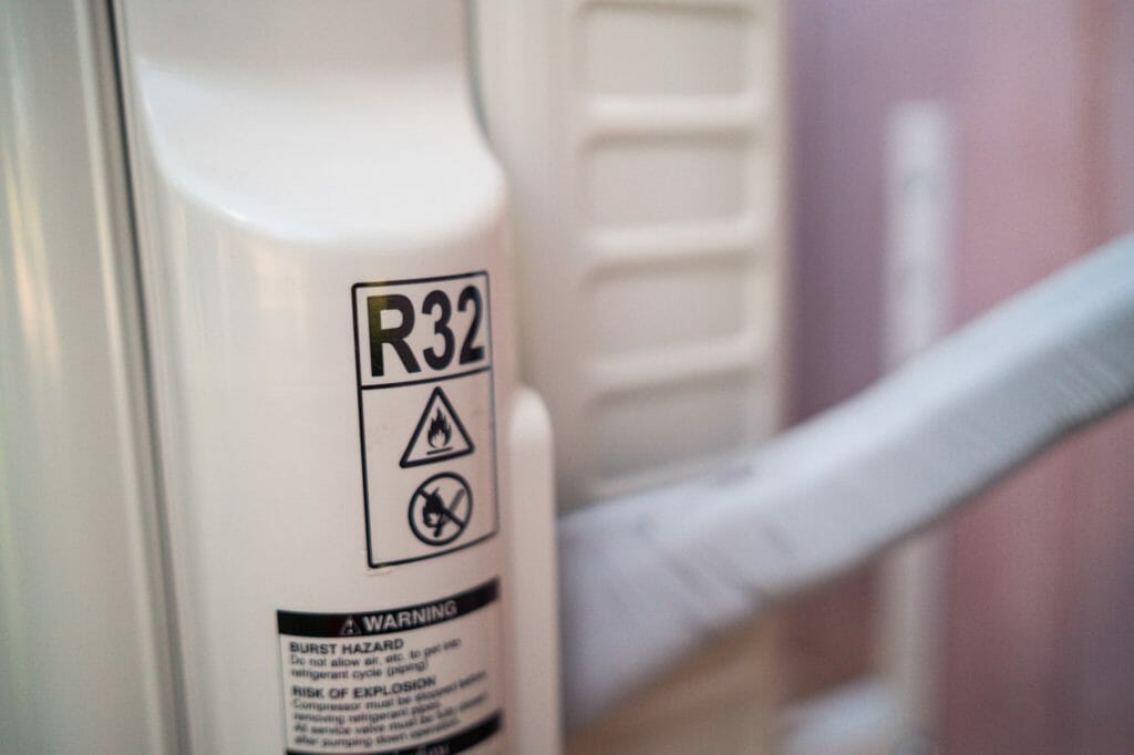 EU F-Gase Verordnung: R32 Kühlmittelbehälter auf der Rückseite von einer Kältemaschine
