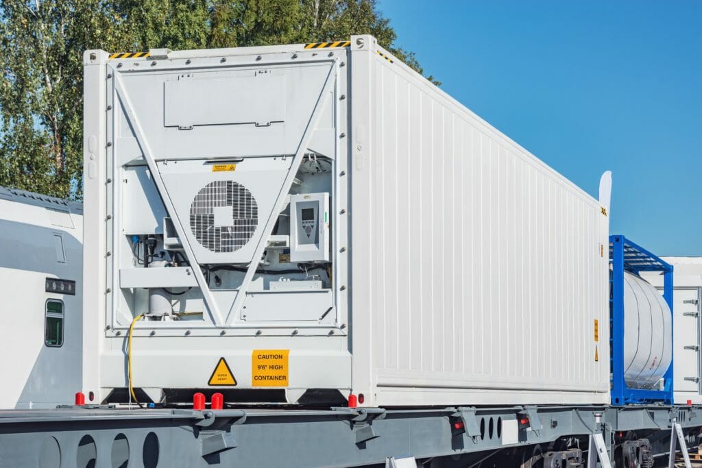 Weißer Kühlcontainer auf Trailer zum Transport tiefgekühlter Waren