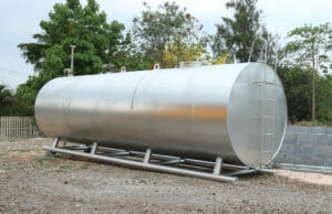 Silberner Öltank zur externen Brennstoffversorgung einer mobilen Heizzentrale