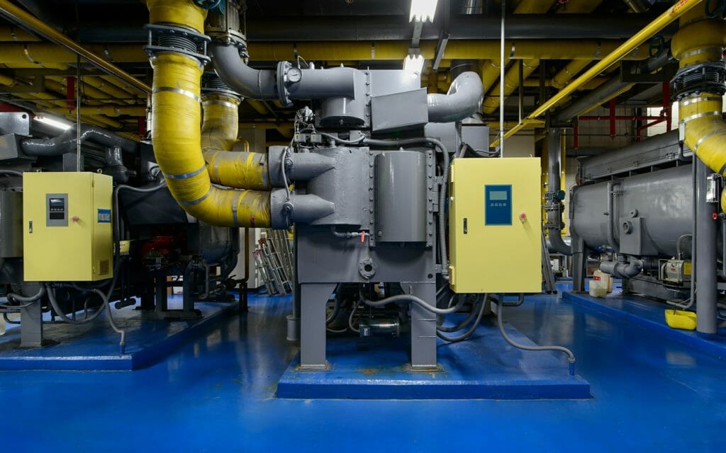 Absorptionskältemaschinen in Industriehalle mit gelber Verrohrung