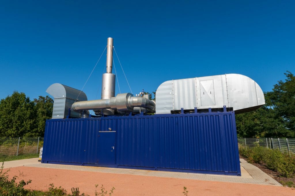 blaues Heizkraftwerk auf Abstellfläche zur Strom- und Wärmeerzeugung
