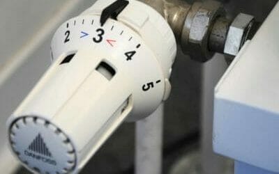 Nahaufnahme eines Heizungsthermostat auf Stufe 3 an einem Heizkoerper