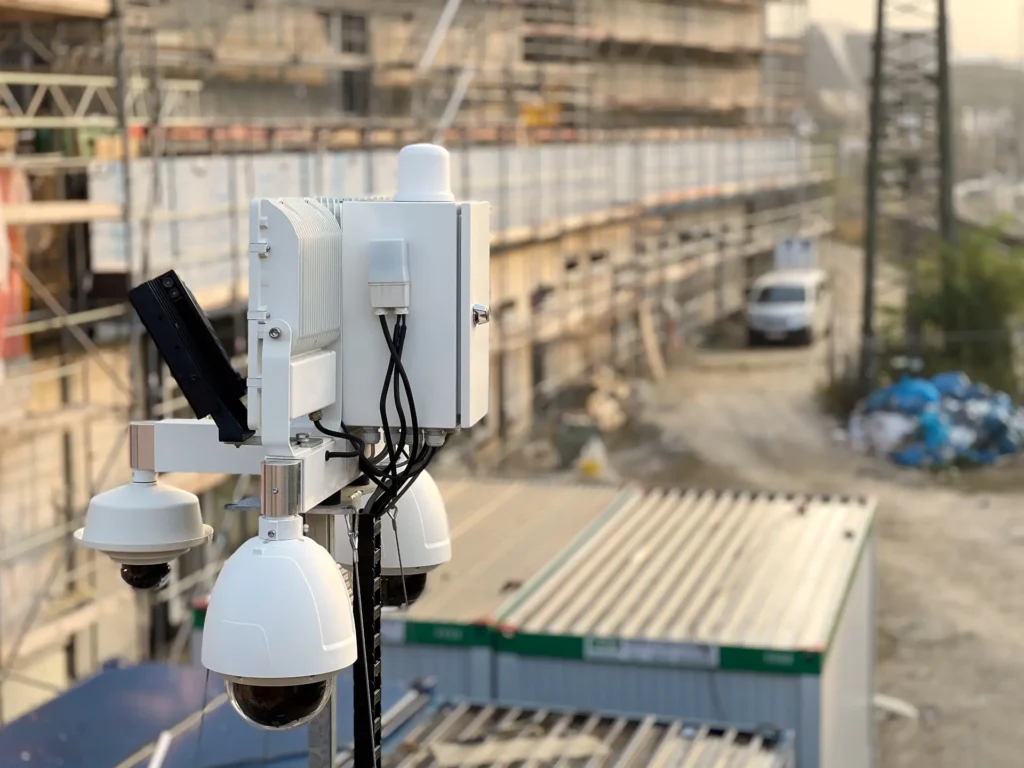 Baustellenüberwachung mit Kameraturm und Lautsprecher