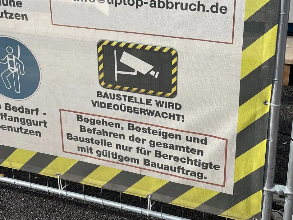 DSGVO konformes Warntransparent am Zaun einer Baustelle