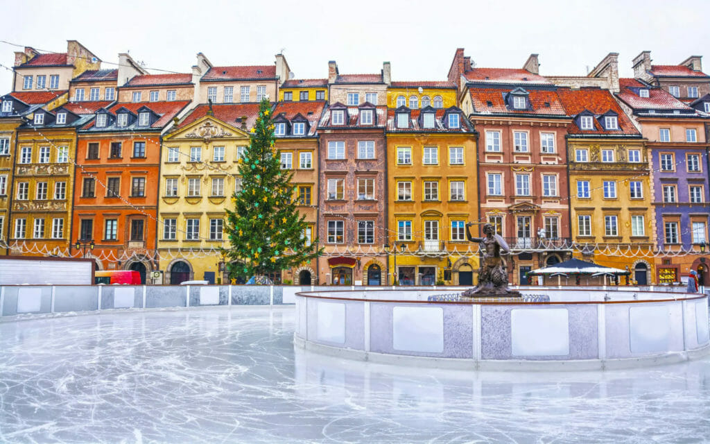 Mobile Eisbahn gemietet und aufgebaut auf Marktplatz in historischer Altstadt