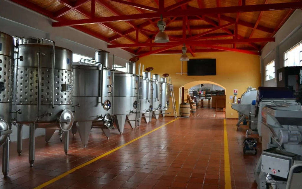 Eine Reihe von Stahltanks zur Weinproduktion im Keller eines Winzers