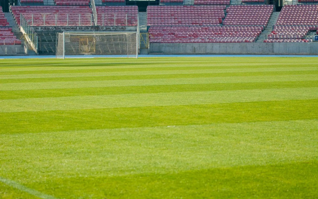 mobile Rasenheizung sorgt für grünen Rasen im Fußballstadion mit Tor im Hintergrund