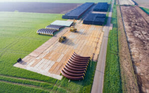 Mobile Baustrasse mit Stahlplatten auf einem Feld verlegt um eine Erdgaspipeline zu bauen