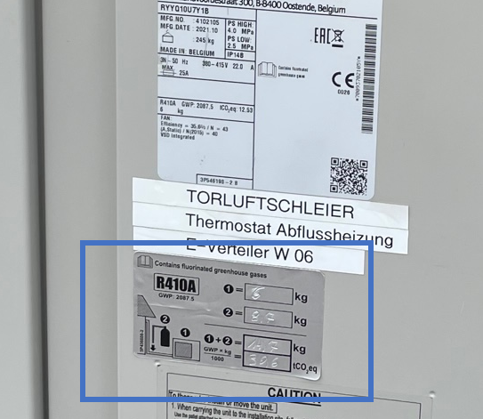 Kaeltemittel Plakette auf einer Waermepumpe mit Angabe, wieviel R410A im Kaeltesystem sind