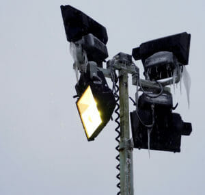 Mobiler Lichtmast im Winter mit vier Strahlern und Eiszapfen