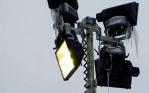 Mobiler Lichtmast im Winter mit vier Strahlern und Eiszapfen