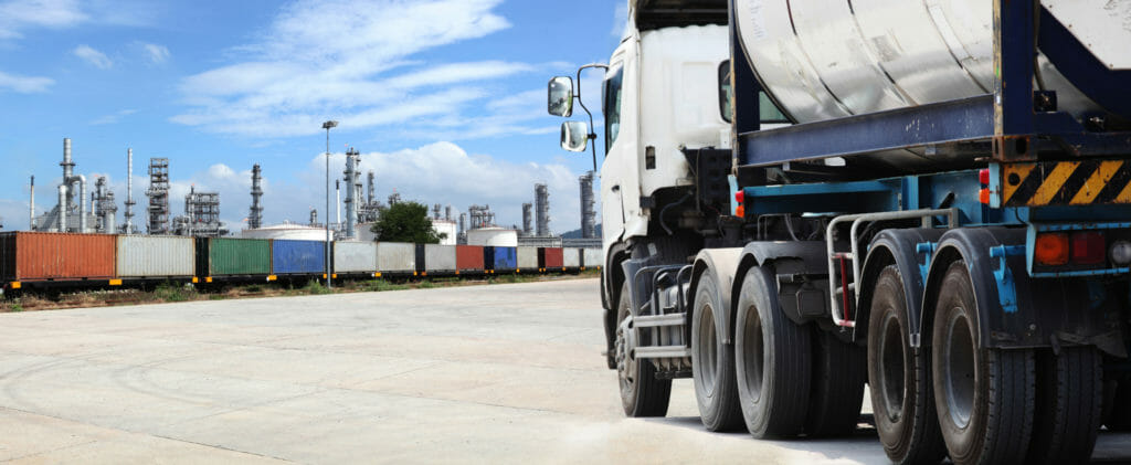 LKW mit mobilem Loeschwassertank auf chemischem Industriegebiet