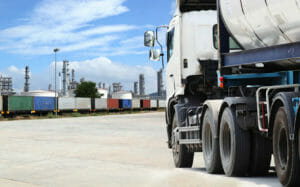 LKW mit mobilem Loeschwassertank auf chemischem Industriegebiet