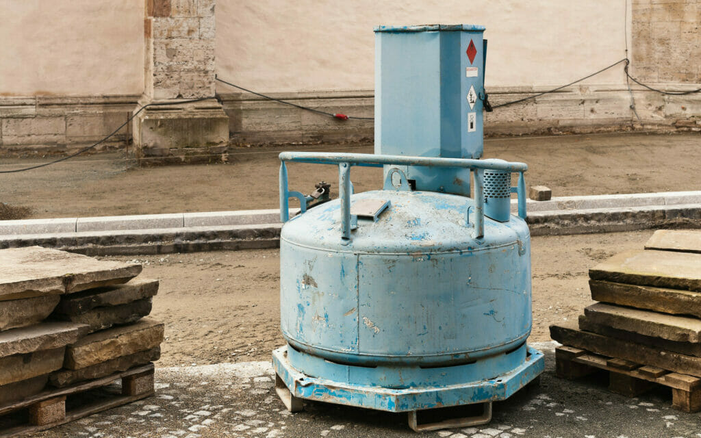 blaue mobile Tankstelle auf zur Treibstoffversorgung mit Diesel auf einer Baustelle