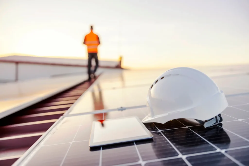 Solarpanele auf einem Industriedach stellen Strom fuer Elektroheizkessel zur Verfuegung