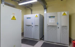 Drei USV Anlagen in einem Maschinenraum sichern die Stromversorgung in einem Industrie Betrieb