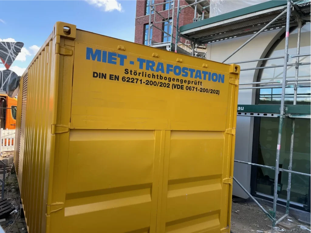 Miet-Trafostation in einem gelben Container auf einer Baustelle