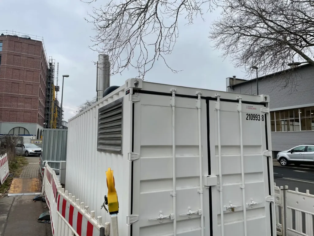 weisser 1500 kW Heizcontainer in Betrieb auf einer Baustelle