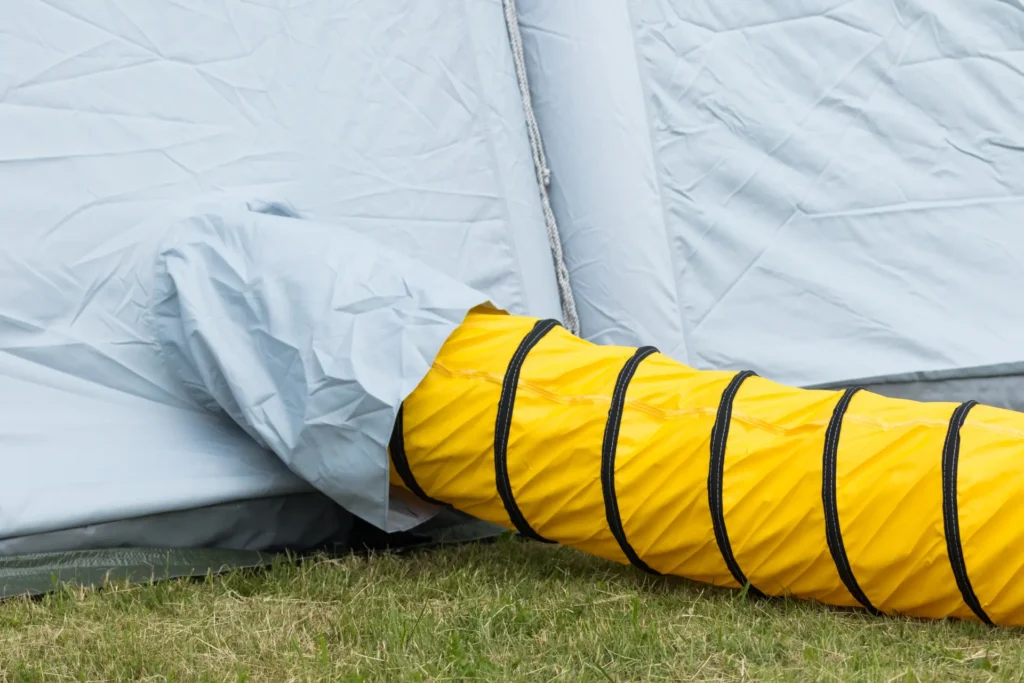 Air handler leitet kalte Luft über gelben Luftschlauch in ein Event-Zelt