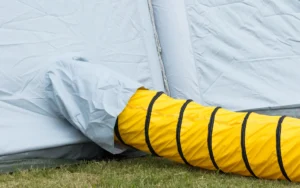 Air handler leitet kalte Luft über gelben Luftschlauch in ein Event-Zelt
