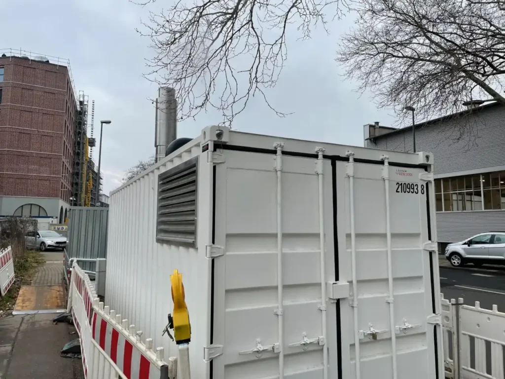 1500 kW Heizcontainer im Betrieb neben einer Baustelle