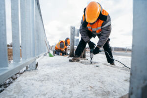 Arbeiten bei Kälte draußen auf der Baustelle