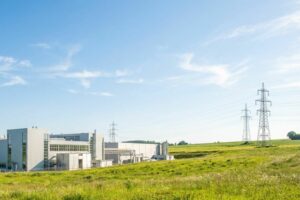 Fabrik an Stromnetz mit schmutzigem Strom